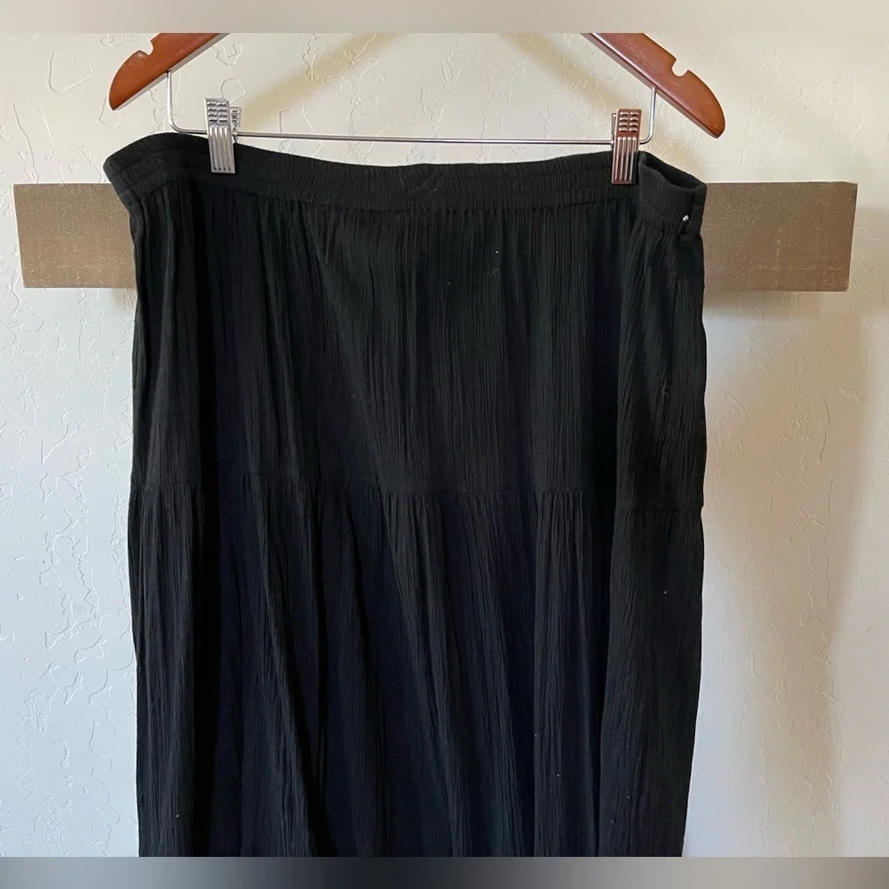West End|Black tiered maxi skirt in cotton w beautiful floral embroidered detail
